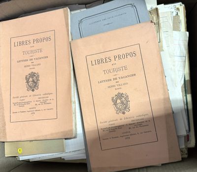 Plusieurs livres sont empilés les uns sur les autres dans une boîte en carton