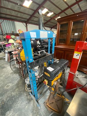 une machine qui se trouve à l'intérieur d'un bâtiment
