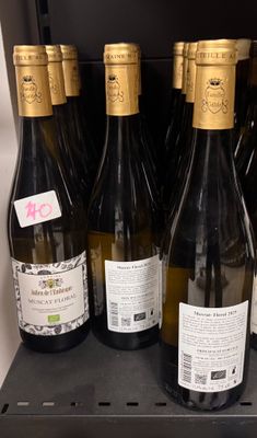 plusieurs bouteilles de vin se trouvent sur une étagère dans un magasin