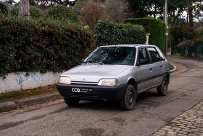 une voiture argentée garée sur le bord de la route