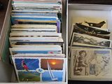 beaucoup de livres dans une boîte sur la table