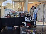 une table sur laquelle se trouvent de nombreux objets