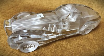 une maquette en verre transparent d'une voiture de course posée sur une table
