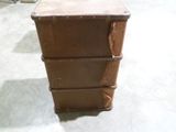 un bagage marron posé sur le sol