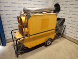 La machine jaune est garée devant un mur, avec un mur bleu derrière elle.