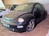 une voiture noire garée à côté d'une voiture blanche