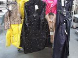 beaucoup de vêtements suspendus à une étagère dans un magasin