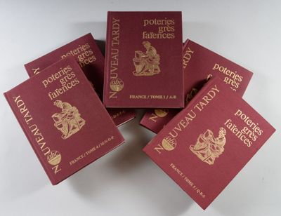 six livres rouges ornés de dorures, empilés les uns sur les autres