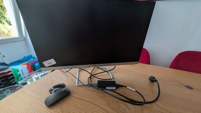 une image représentant un bureau avec un écran d'ordinateur et une souris