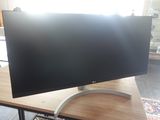 une photo d'un téléviseur à écran plat posé sur une table