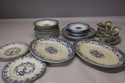un grand nombre d'assiettes posées sur une table