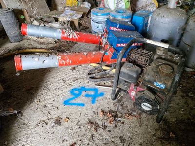 une borne d'incendie située à côté de plusieurs autres objets