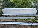 un banc qui se trouve au milieu d'un jardin