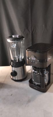 un blender et un mixeur posés sur un comptoir