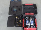 une caisse d'outils avec des outils à l'intérieur, posée sur le sol