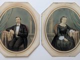 une paire de portraits anciens représentant un homme et une femme assis sur une chaise