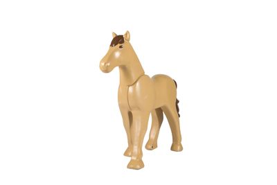 un cheval en jouet posé sur une surface blanche
