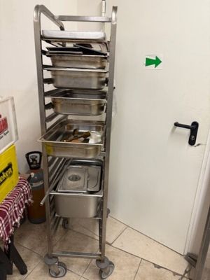 de nombreux plateaux de nourriture posés sur un chariot dans la cuisine
