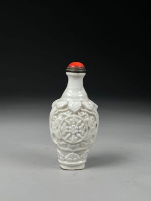 chinese white porcelain snuff bottle with red lid