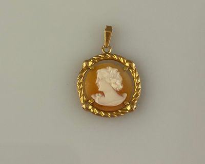 PENDENTIF en or jaune 18K (750 millièmes) orné d'un camée en…