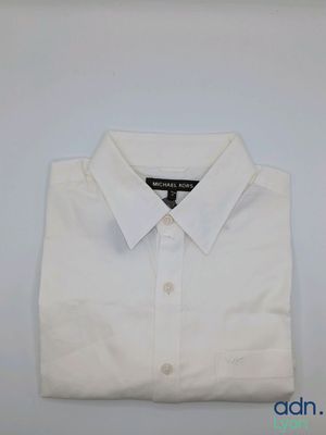 un gros plan d'une chemise blanche sur fond blanc