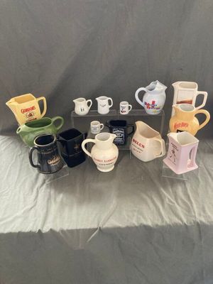 de nombreux types de tasses à café posées sur une table