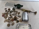 beaucoup de pièces et un briquet sur la table