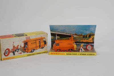 deux petits trains assis l'un à côté de l'autre sur une table