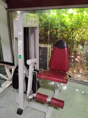un appareil de gym rouge et blanc dans une pièce dotée d'une grande fenêtre