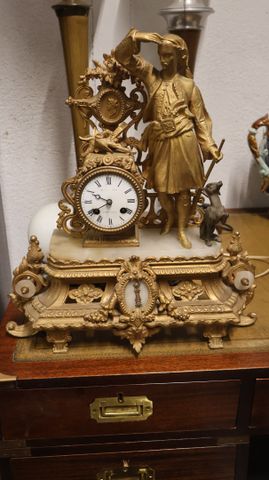Pendule en régule doré et onyx à décor de personnage