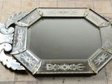 un miroir posé par terre