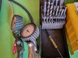 une table verte sur laquelle sont posés tout un tas d'outils