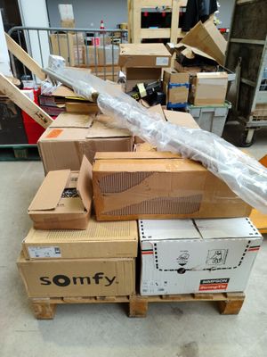 une pile de boîtes sur une palette dans un entrepôt