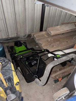 une photo d'un garage avec des outils par terre