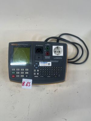 un petit appareil électronique posé sur une table