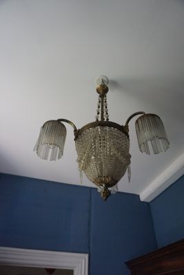 un lustre suspendu au plafond d'une pièce