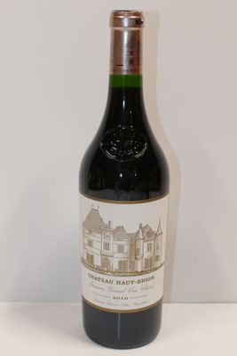 une bouteille de vin posée sur une table
