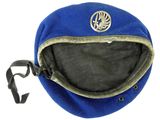 un petit sac bleu orné d'un emblème bleu