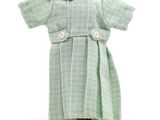 une photo d'une robe à carreaux verts sur un mannequin