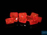 plusieurs dés en plastique rouge posés sur une surface noire