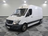la photo d'une camionnette blanche garée dans une pièce