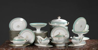 de nombreuses assiettes et bols posés sur une table, sur fond noir