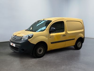 La petite camionnette jaune est garée dans une grande pièce.