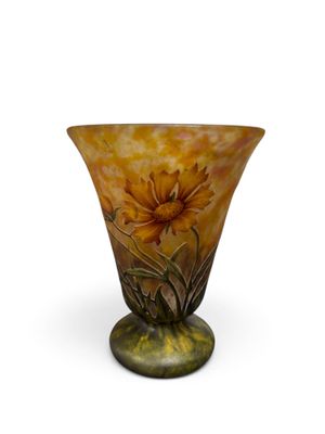 une image représentant un vase orné d'une fleur jaune