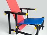 une image représentant une chaise bleue et rouge sur fond gris