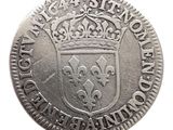 Gros plan sur une pièce de monnaie ornée d'une couronne