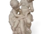 statue représentant un garçon et une fille assis sur un rocher