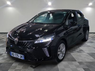 la voiture noire est garée sur un sol en damier dans le garage