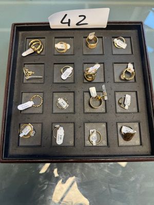 une vitrine sur laquelle sont exposées de nombreuses bagues