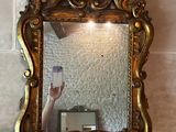 un miroir accroché au mur d'une pièce